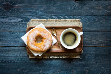 Yaşlı bir ahşap masa üzerinde çörek 