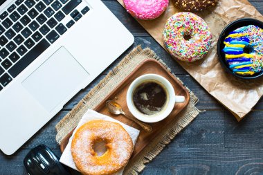 Çörek, dizüstü bilgisayar, bir coofee kupa  