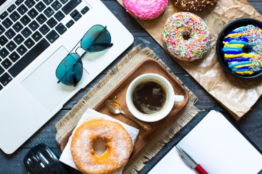 Çörek, dizüstü bilgisayar, bir coofee kupa  