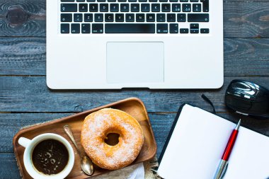 Çörek, dizüstü bilgisayar, bir coofee kupa  