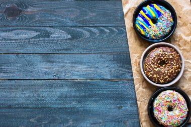 Renkli donut kahvaltı kompozisyon