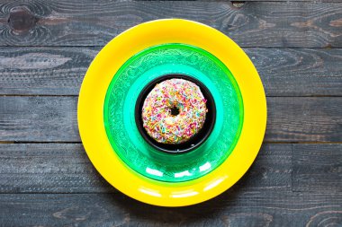 Yaşlı bir ahşap masa üzerinde çörek 