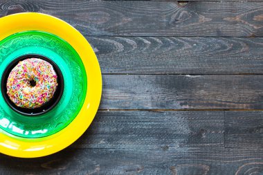 Yaşlı bir ahşap masa üzerinde çörek 