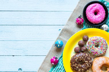 Renkli donut kahvaltı kompozisyon