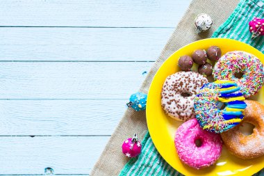 Renkli donut kahvaltı kompozisyon