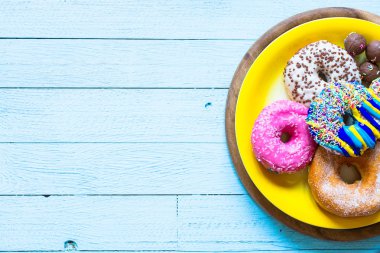 Renkli donut kahvaltı kompozisyon