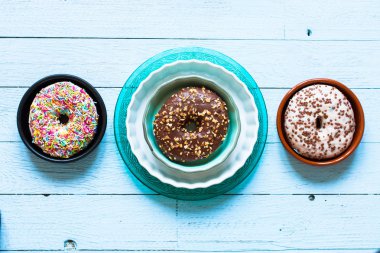 Renkli donut kahvaltı kompozisyon