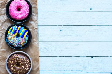 Renkli donut kahvaltı kompozisyon