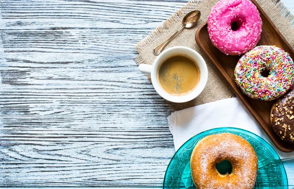 Donuts sobre uma mesa de madeira envelhecida — Fotografia de Stock