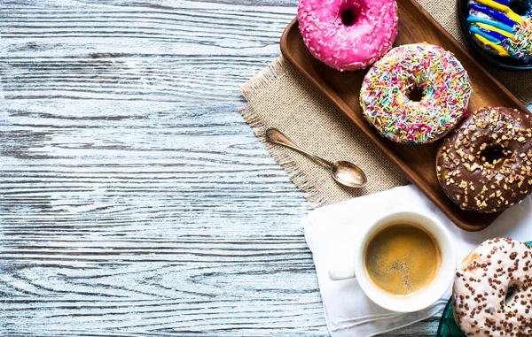 Donuts sobre uma mesa de madeira envelhecida — Fotografia de Stock