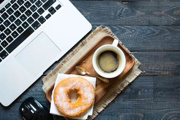 Donut, Laptop, eine Tasse mit Köchen — Stockfoto