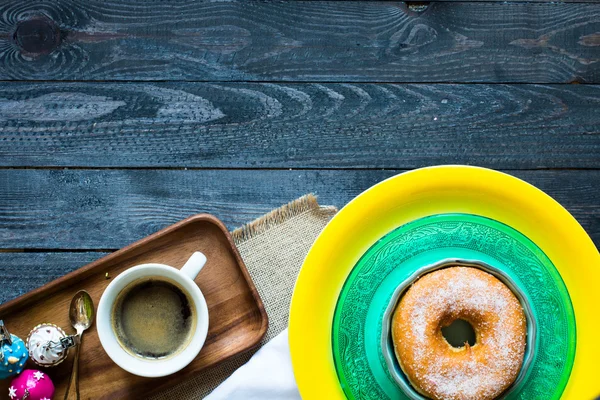 Donut sobre uma mesa de madeira envelhecida — Fotografia de Stock