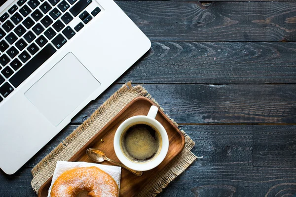 Donut, Laptop, eine Tasse mit Köchen — Stockfoto