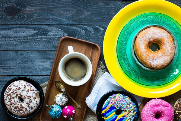 Színes donuts és a kávé — Stock Fotó