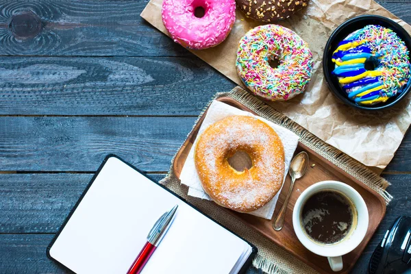 Pączki, kubek coofee — Zdjęcie stockowe