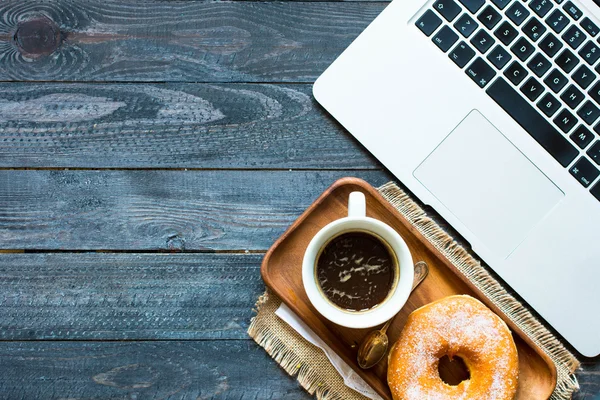 Donut, Laptop, eine Tasse mit Köchen — Stockfoto