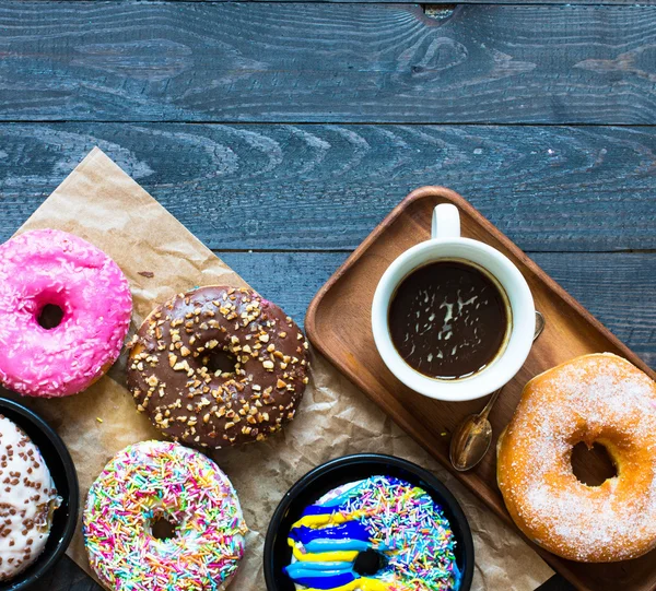 Donuts sobre uma mesa de madeira envelhecida — Fotografia de Stock