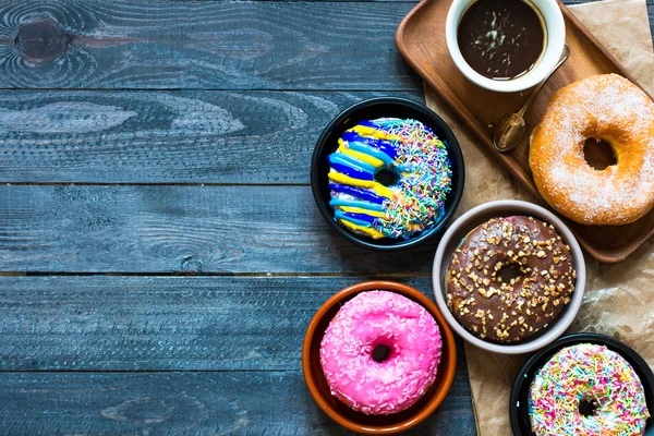 세 나무 테이블 위에 도넛 — 스톡 사진