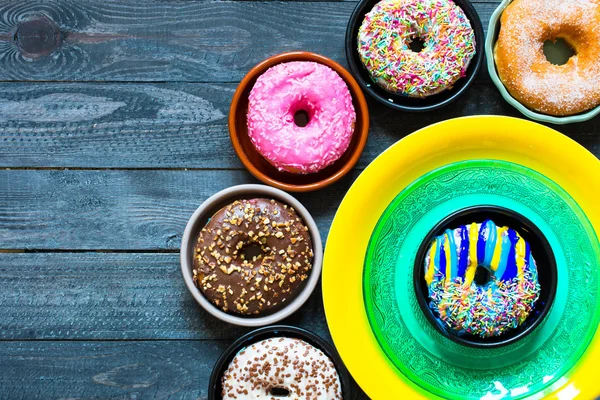 Bunte Donuts Frühstück Zusammensetzung — Stockfoto