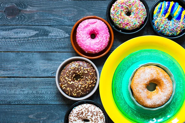 Bunte Donuts Frühstück Zusammensetzung — Stockfoto