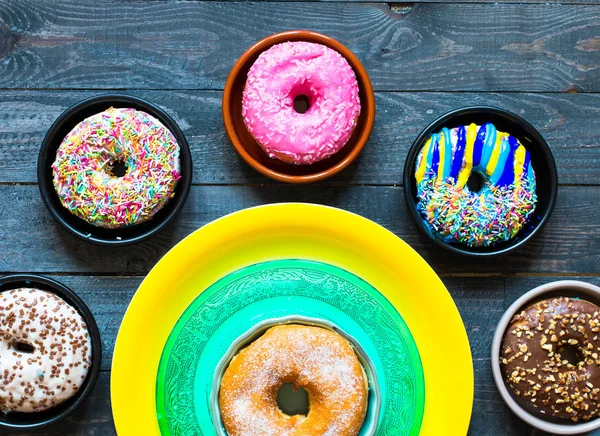 Bunte Donuts Frühstück Zusammensetzung — Stockfoto