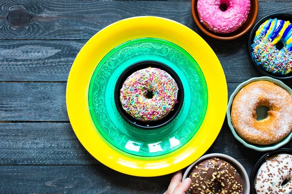 Bunte Donuts Frühstück Zusammensetzung — Stockfoto