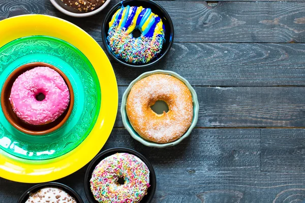 Composición colorida del desayuno Donuts —  Fotos de Stock