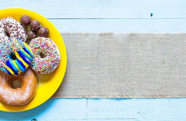 Composición colorida del desayuno Donuts — Foto de Stock