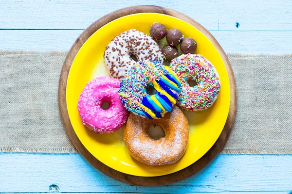 Färgglada Donuts frukost sammansättning — Stockfoto