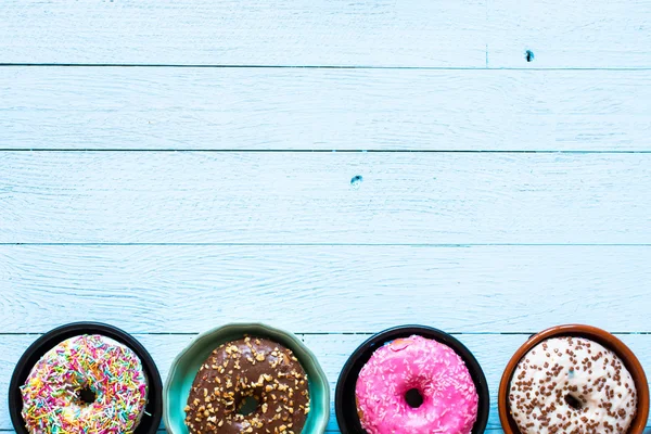 Kleurrijke Donuts ontbijt samenstelling — Stockfoto