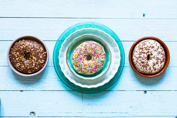 Färgglada Donuts frukost sammansättning — Stockfoto