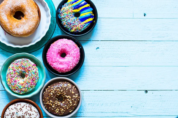 Colorido Donuts composição do café da manhã — Fotografia de Stock