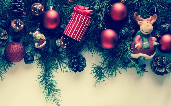 Рождественская открытка с украшениями — стоковое фото