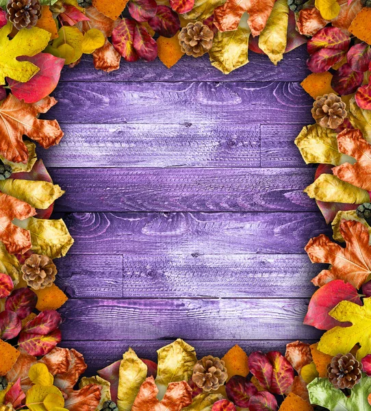 Daun musim gugur di atas latar belakang kayu. — Stok Foto