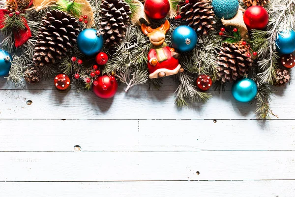 Vánoční rámeček s barevné ozdoby — Stock fotografie