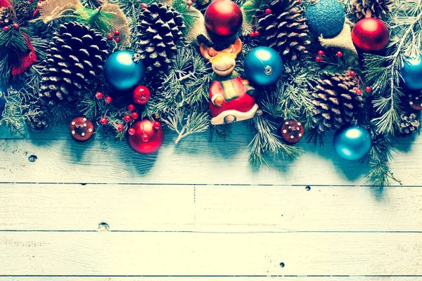 Рождественская рама с красочными безделушками — стоковое фото