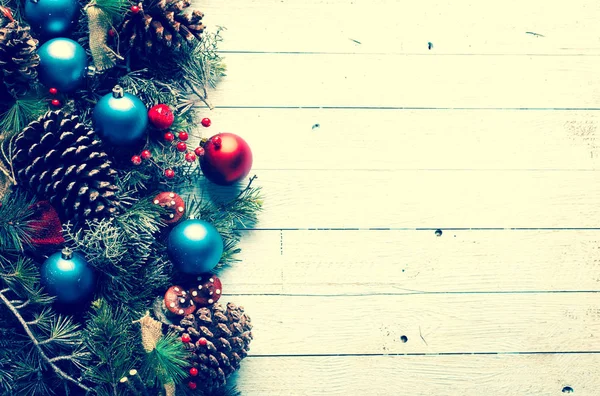 Рождественская рама с красочными безделушками — стоковое фото