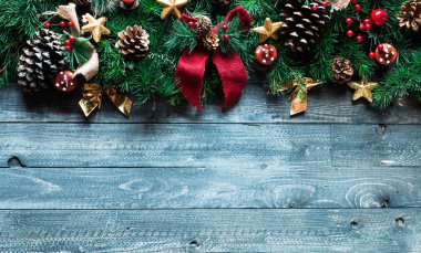 Renkli baubles ile Noel çerçeve