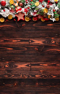 Neşeli Noel çerçeve yeşil çam, renkli baubles ile ahşap arka plan