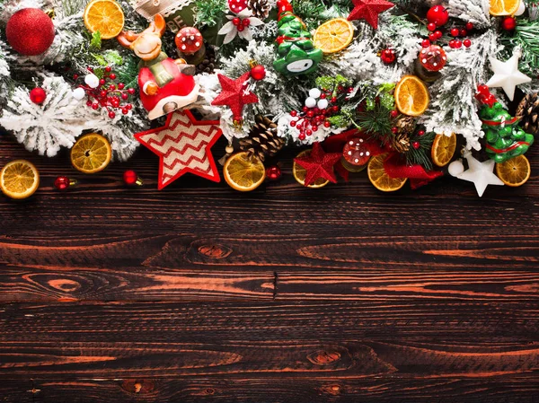 Merry Christmas ram med gröna pinjeträd, färgglada julgranskulor och trä bakgrund — Stockfoto