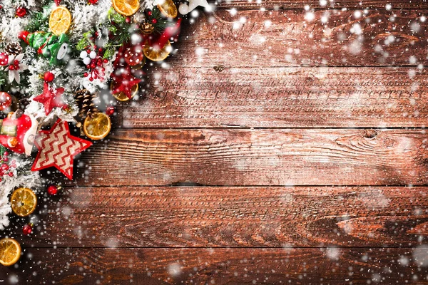 Feliz quadro de Natal com neve e madeira real pinho verde, bugigangas coloridas — Fotografia de Stock