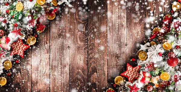 Χαρούμενα Χριστούγεννα Frame με χιόνι και πραγματικό ξύλο πεύκο πράσινα, πολύχρωμα στολίδια — Φωτογραφία Αρχείου