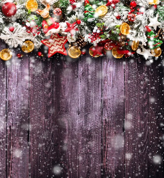 Kar ve gerçek ahşap yeşil çam, renkli baubles ile neşeli Noel çerçeve — Stok fotoğraf