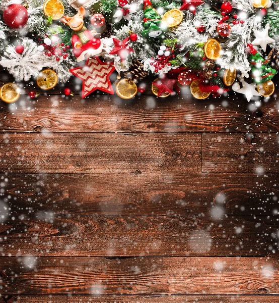 Cornice Buon Natale con neve e vero legno di pino verde, palline colorate — Foto Stock