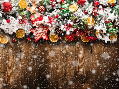 Kar ve gerçek ahşap yeşil çam, renkli baubles ile neşeli Noel çerçeve