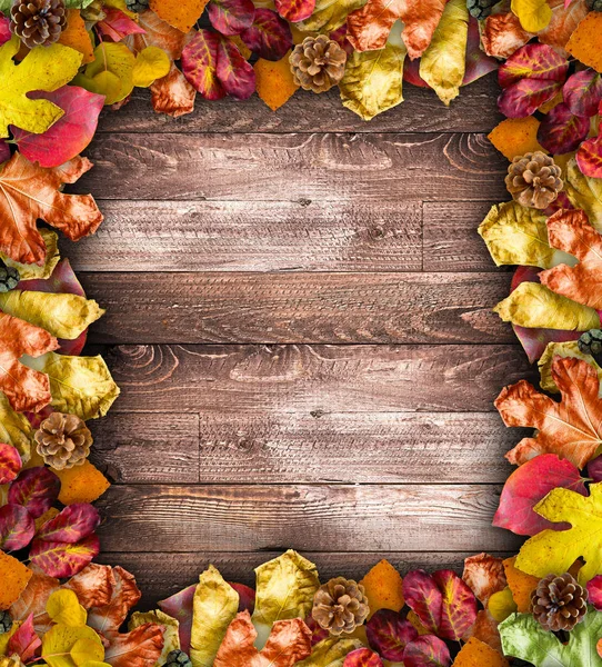 Hojas de otoño sobre fondo de madera. —  Fotos de Stock