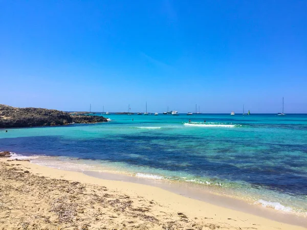 フォル メンテラ島の美しいサニー ビーチの 1 日 — ストック写真