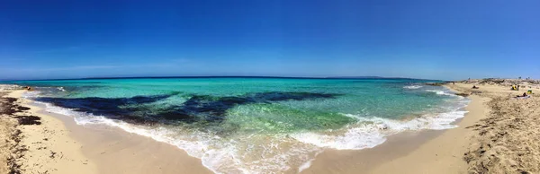 フォル メンテラ島の美しいサニー ビーチの 1 日 — ストック写真