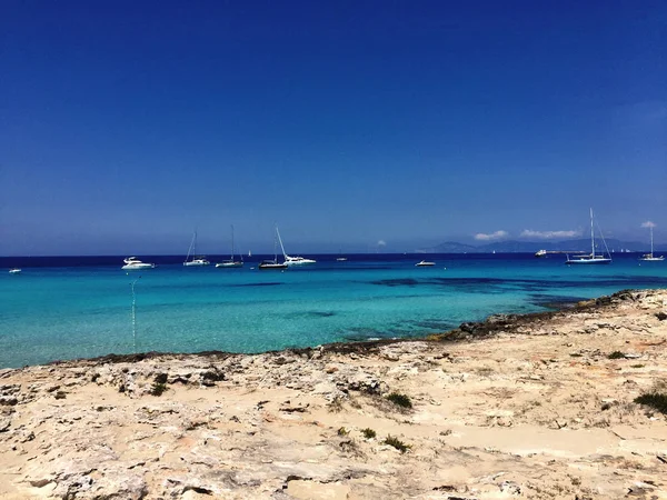 Krásné Slunečné pobřeží den v Formentera — Stock fotografie