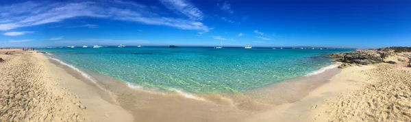 フォル メンテラ島の美しいサニー ビーチの 1 日 — ストック写真